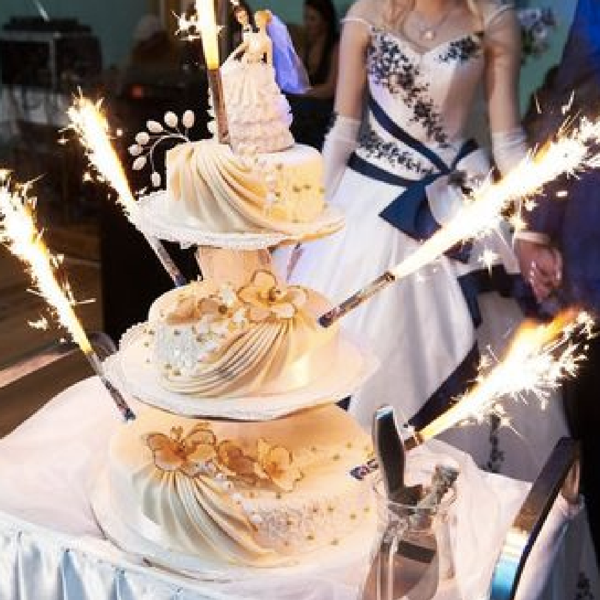 Premium Wedding Cake 6 inch Sparklers
